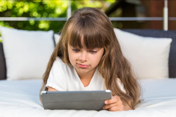 Dívka při pohledu na tabletu — Stock fotografie