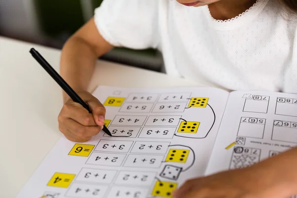 Chica con libro escolar — Foto de Stock