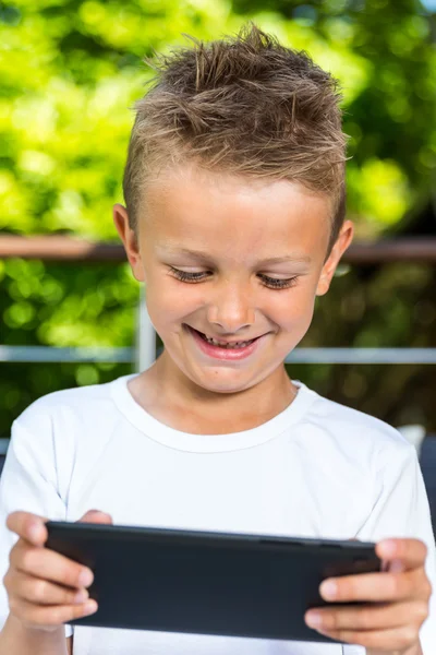 Garoto sorridente com tablet — Fotografia de Stock