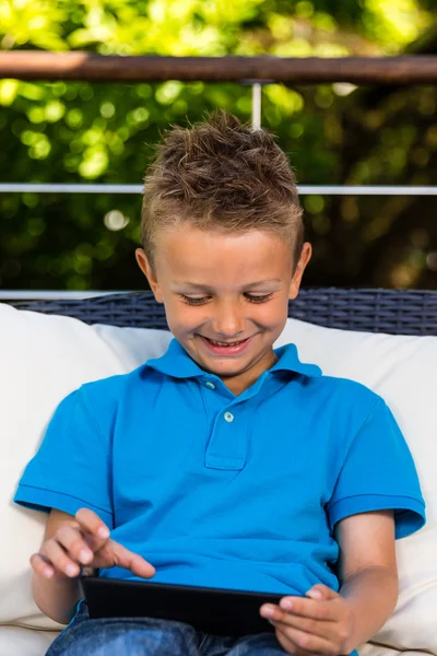 Mladý chlapec s tabletem — Stock fotografie