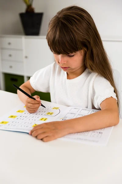 Meisje haar huiswerk te maken — Stockfoto