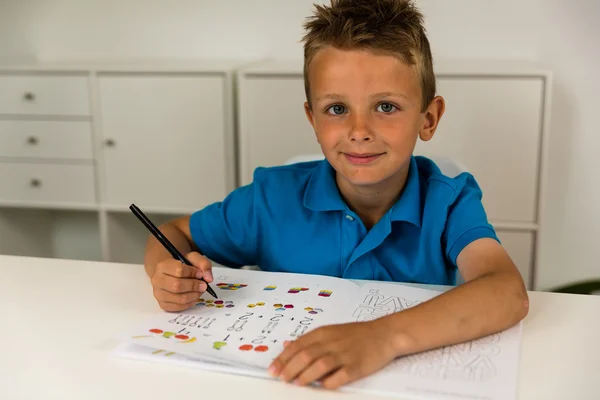 Jongen doet huiswerk — Stockfoto