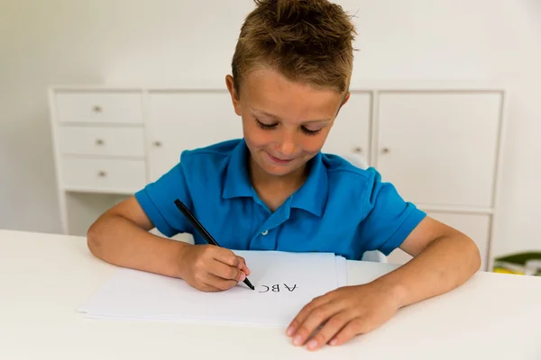 Jongen schrijven het abc-alfabet — Stockfoto