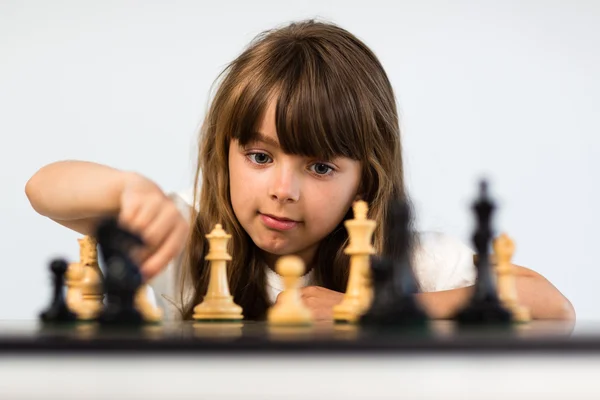 Девушка играет в шахматы Стоковое Изображение
