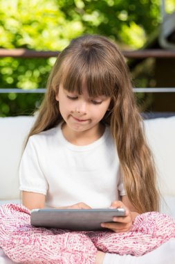 Kız uzun saçlı ve tablet