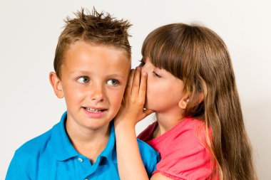 sır söylemek için kardeş kardeş