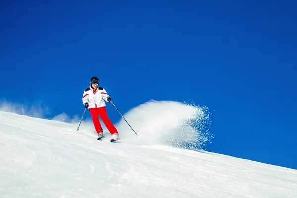 Эксперт мужской лыжник резьба по свежему снегу — стоковое фото