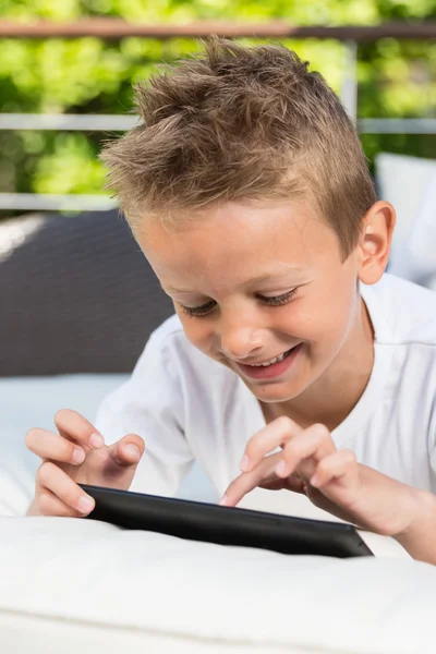 Primer plano del niño con la tableta — Foto de Stock