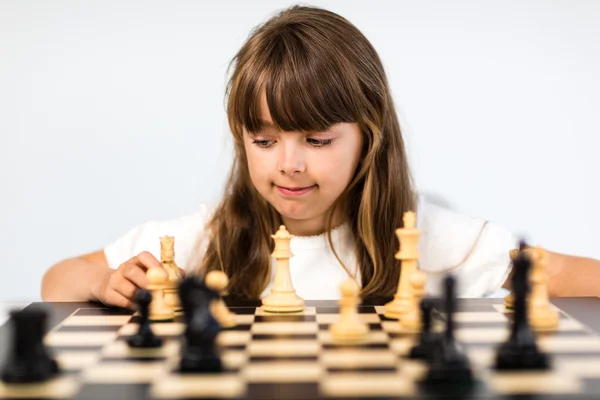 Mädchen spielen Schach — Stockfoto