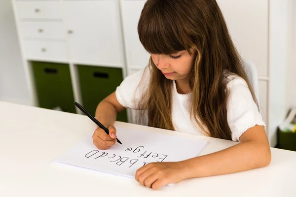 Abc のアルファベットを書くの女の子 — Stockfoto