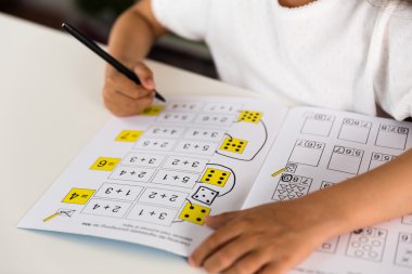 dziewczyna robi ćwiczenia matematyczne