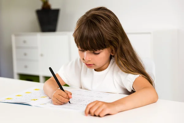 Meisje doet huiswerk — Stockfoto