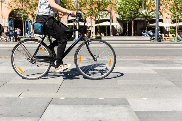 Bicycle in city traffic — Stock Photo, Image