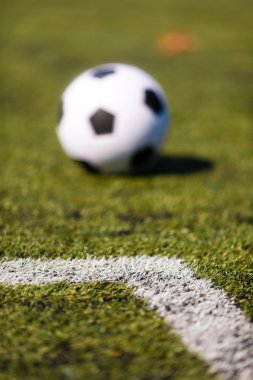 Futbol topu ile yeşil saha