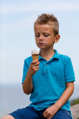 Çocuk dondurma yiyor.