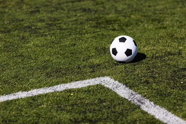 Gröna pitch med fotboll — Stockfoto