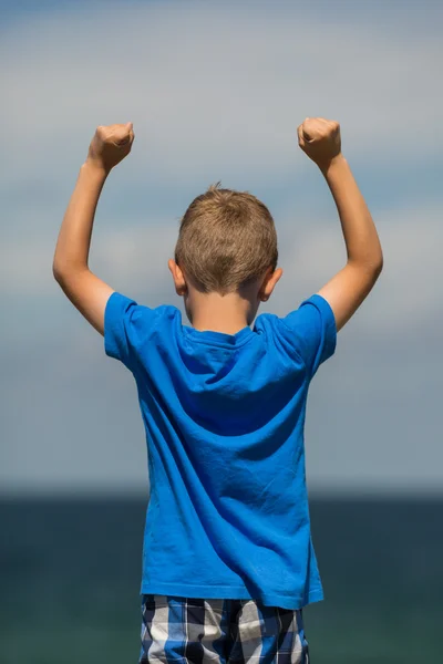 Junge mit geballten Fäusten — Stockfoto