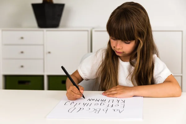 Chica escribiendo el alfabeto ABC — Foto de Stock