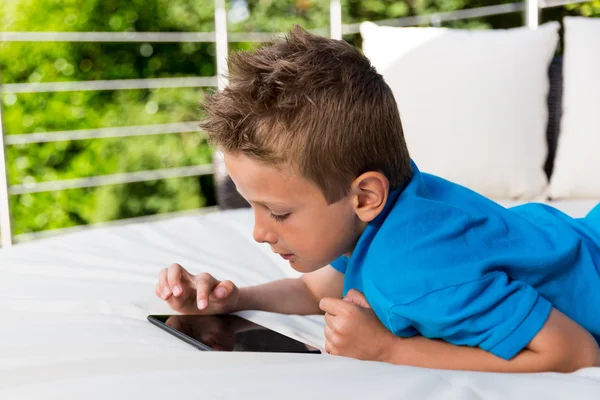 Mladý chlapec s tabletou — Stock fotografie