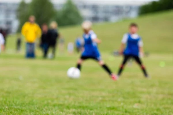 サッカーのピッチにぼやけている子供 — ストック写真