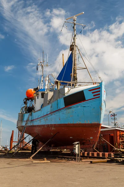 Fishing vessel in dock — Stock Photo, Image