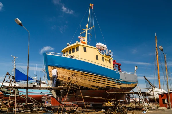 Boat under repair — Stock Photo, Image