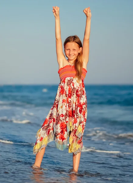 Gelukkig meisje op het strand — Stockfoto