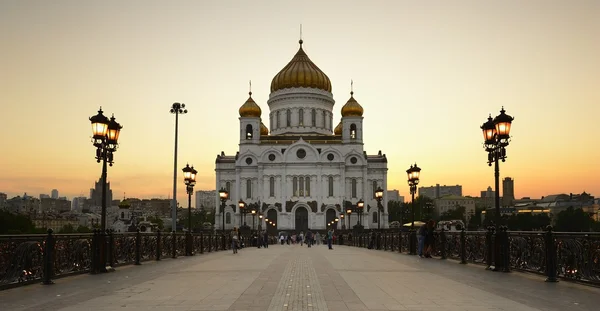 Cathedral of Christ the Saviour and Patriarshy Bridge in the evening — Stock Photo, Image