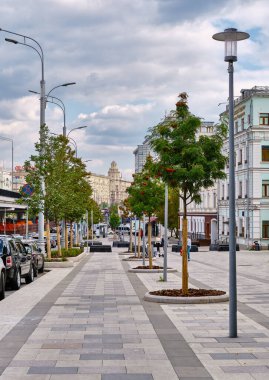 Yaya bölgesi, Sadovaya-Samotechnaya caddesi boyunca taştan fayanslarla döşenmiş kaldırımlar, dinlenme bankları, şehir manzarası: Moskova, Rusya - 13 Eylül 2021