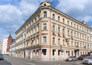 1902 'de inşa edilmiş karlı bir binanın manzarası, şu anda Sovinfilm' e ev sahipliği yapıyor: Moskova, Rusya - 13 Eylül 2021