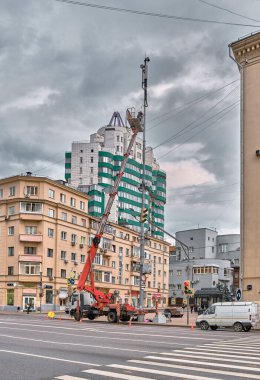 Telekomünikasyon mühendisleri 13 Eylül 2021 'de Moskova, Rusya' daki bir hücresel anten kulesi montajında beşik bakımı çalışmasında bulundu.