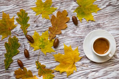 Sonbahar sabahında kahve molası, kapat.