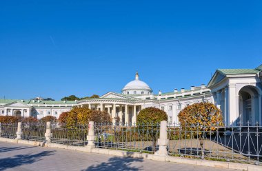 Bolshaya Sukharevskaya Meydanı, Sklifosovsky Araştırma Enstitüsü 'ndeki bakımevi binasının tarihi: Moskova, Rusya - 06 Ekim 2021