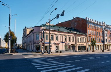 18. yüzyılın sonlarında Karetny Ryad ve Sadovo-Samotechnaya caddelerinin kesiştiği yerde ikamet eden bina: Moskova, Rusya - 06 Ekim 2021.