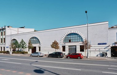 1920 'lerde inşa edilen Halk Komiserleri Konseyinin Garajı, yapıcılık stili, tarihi eser: Moskova, Rusya - 06 Ekim 2021