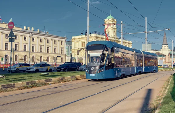 Moderne Straßenbahn Fährt Durch Die Stadt Vor Dem Hintergrund Des — Stockfoto
