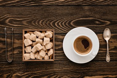 Kahve, şeker, çay kaşığı ve şeker maşası yakın plan.