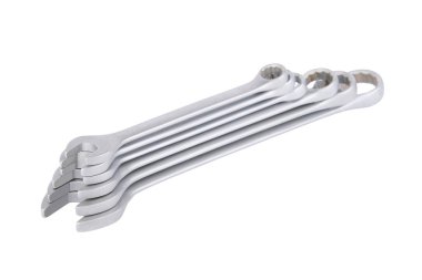 Krom anahtarlar beyaz arkaplanda izole edilmiş, yakın plan, yüzeysel alan derinliği