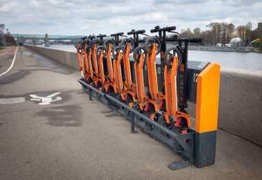 Kickshare, çevre dostu ulaşım, paylaşım istasyonu otoparkı ve elektrikli scooter, scooter kiralama istasyonu ücreti: Moskova, Rusya - 22 Nisan 2021