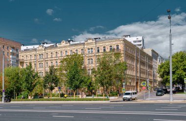 1875 'te inşa edilen eski karlı evin manzarası: Moskova, Rusya - 23 Ağustos 2021