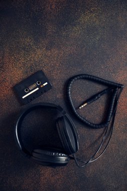 Klasik profesyonel kulaklıklar ve ses kasetleri. Büyük siyah kulaklık. Eski yüksek kaliteli kafa monitörleri. 70 'lerin nostalji konsepti