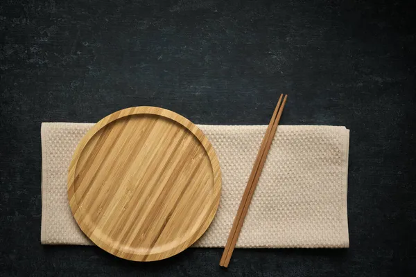 Empty Bamboo Plate Chopsticks Napkin Dark Background Japanese Food Template — Stock Photo, Image