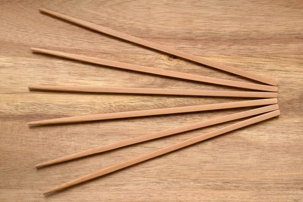 从上面望去 竹子筷子在木板上张开 关上了 — 图库照片