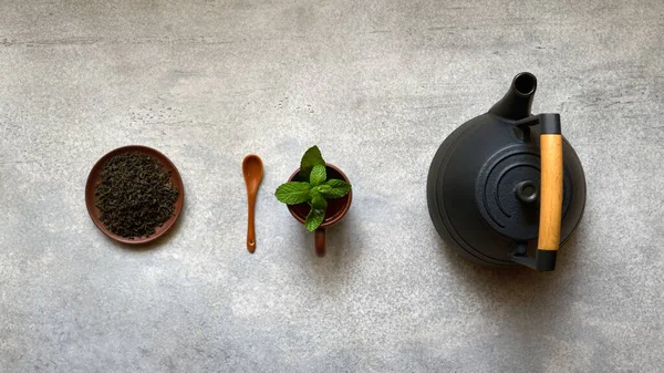 Черный Чай Чайник Чашка Чая Мятными Листьями Широкий Вид Сверху — стоковое фото