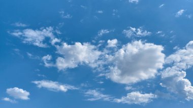 Mavi gökyüzünde beyaz kümülüs bulutlarının geniş görünümü