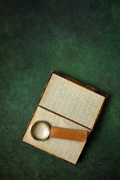 Aprire Antico Libro Una Lente Ingrandimento Sdraiato Esso Sfondo Verde — Foto Stock