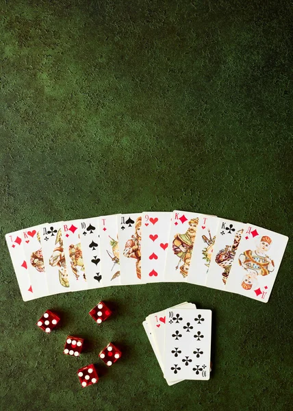 コピースペース ギャンブルの概念と緑のテクスチャの背景にトランプと赤いサイコロの分解デッキ ジューコフスキー ロシア 2021年12月19日 — ストック写真