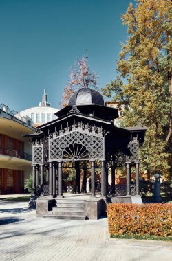 Münzevi Bahçe, İngiliz bahçe tarzı döşeme demirinden yapılmış bir çardak manzarası: Moskova, Rusya - 06 Ekim 2021