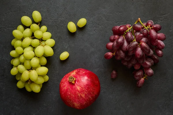 Uvas Verdes Rojas Con Granada Madura Sobre Fondo Negro Cerca —  Fotos de Stock