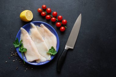 Deniz mahsulleri tabakta taze mürekkep balığı ve aşçı bıçağı, yemek pişirme, yatay, fotokopi alanı ile düz yatış.